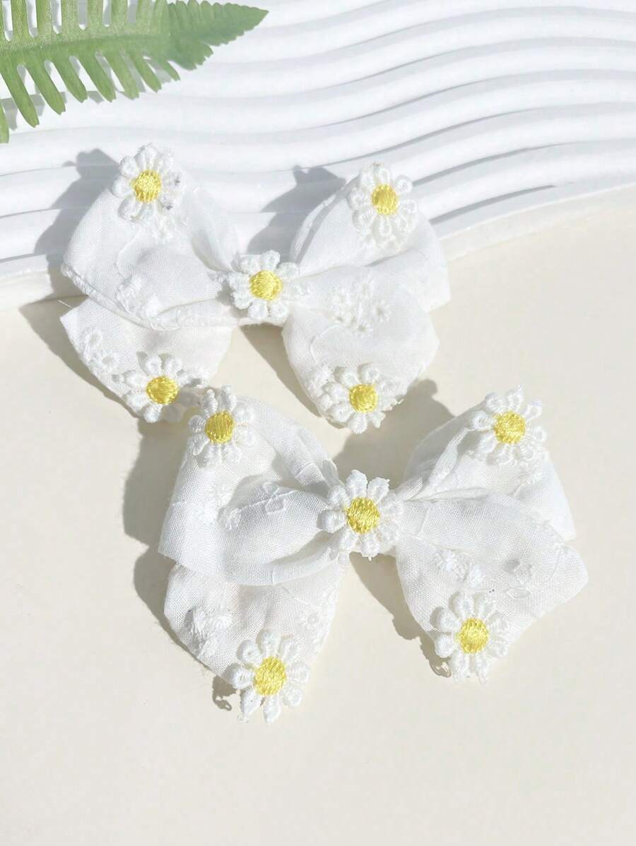 2 pièces Noeuds de cheveux en forme de marguerite pour filles, clips à cheveux mignons avec décoration de fleurs, barrettes avec fleurs blanches brodées et doublure complète, accessoires de cheveux pour enfants et bébés, parfaits pour la Saint-Valentin