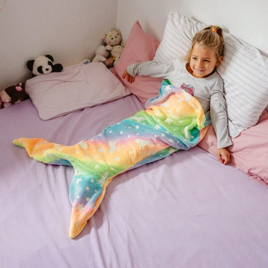 Manta con cola de sirena para niños, manta que brilla en la oscuridad con diseño de unicornio y sirena, regalo para niñas, manta suave de franela y polar para bebés y niños, saco de dormir para niños (Este producto necesita absorber luz durante aproximadamente 2 horas para tener un efecto luminoso y no puede durar toda la noche)