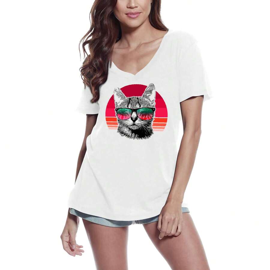 T-shirt da donna con scollo a V – Gatto sulla spiaggia - Vita da gatti - Per gli amanti degli animali domestici – T-shirt grafica eco-responsabile Regalo vintage