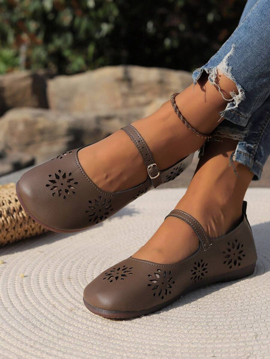 Zapatos de madre con estilo literario de baja altura para 2024, tipo slip-on hueco para el verano con hebilla y suela suave cómoda y transpirable en tallas grandes