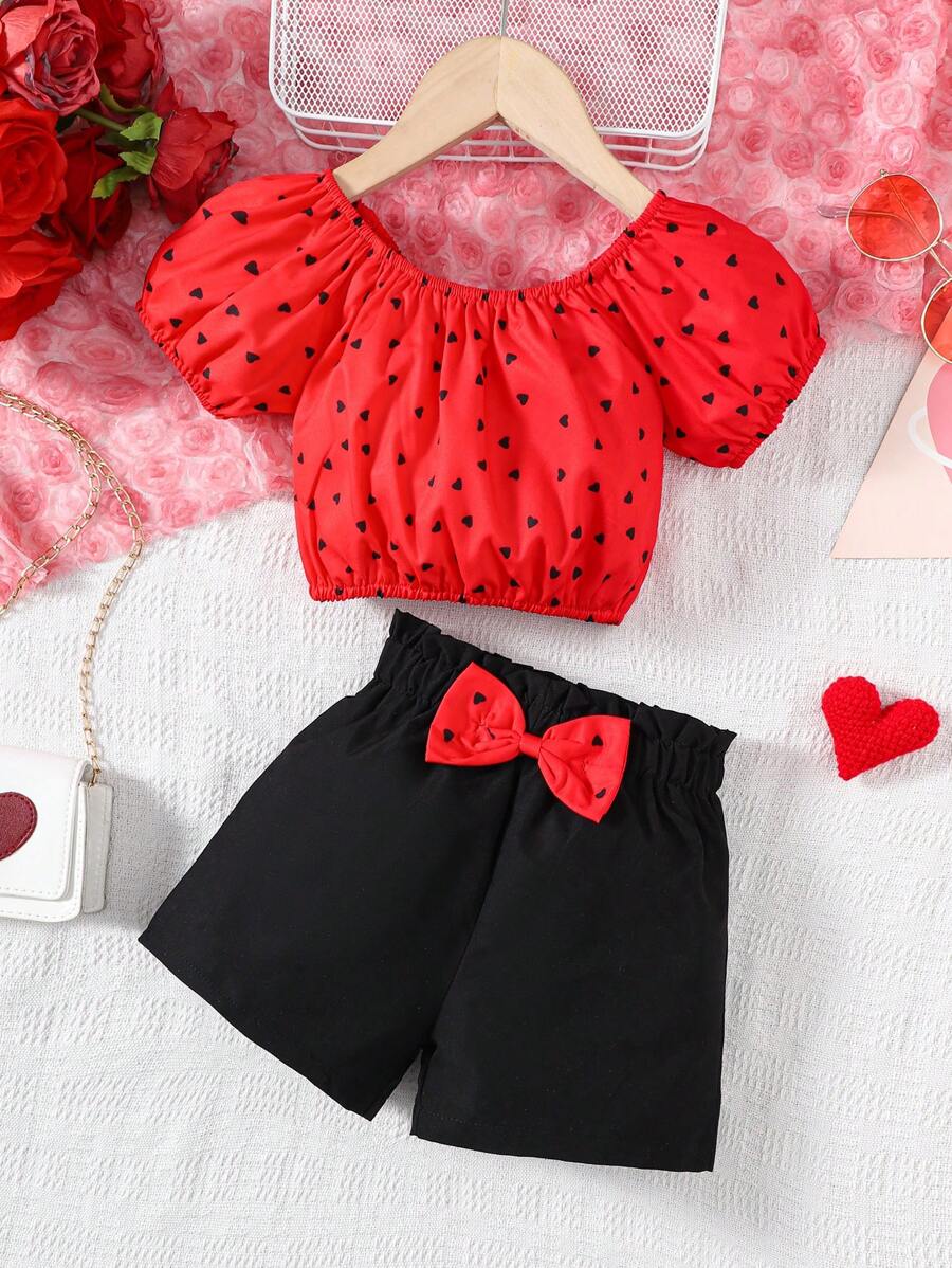 Conjunto de 2 piezas para niñas con blusa de manga corta con hombros descubiertos con estampado de corazones y shorts negros con mariposas, conjunto de moda para niños