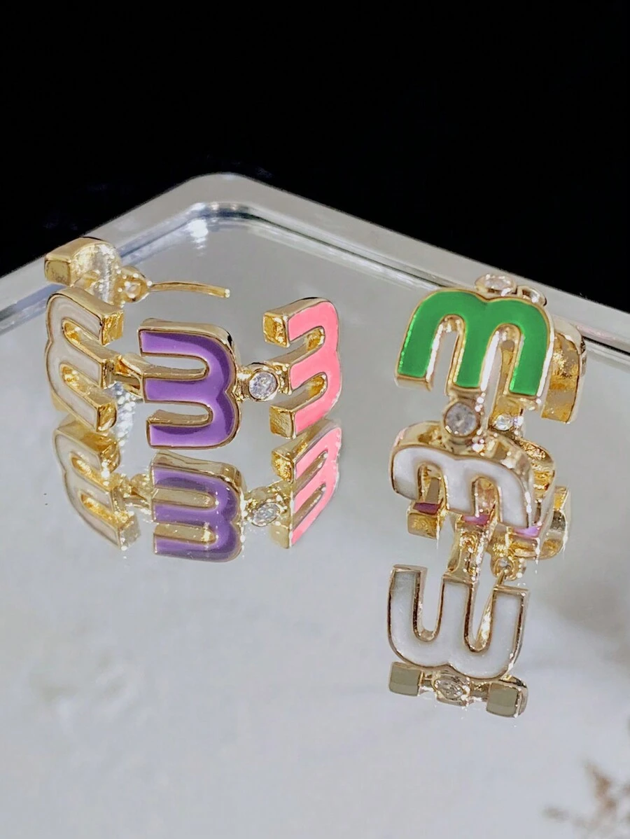1 par de pendientes de letra en cobre con gotas de aceite de color sencillos y elegantes