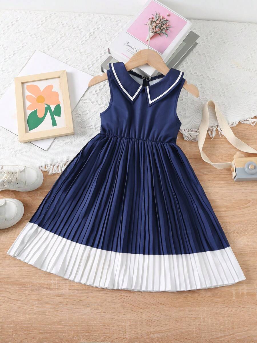 Giovane ragazza Vestito Vintage senza maniche con colletto a camicia oxford, vita cinturata e orlo plissettato a contrasto di colore, estate