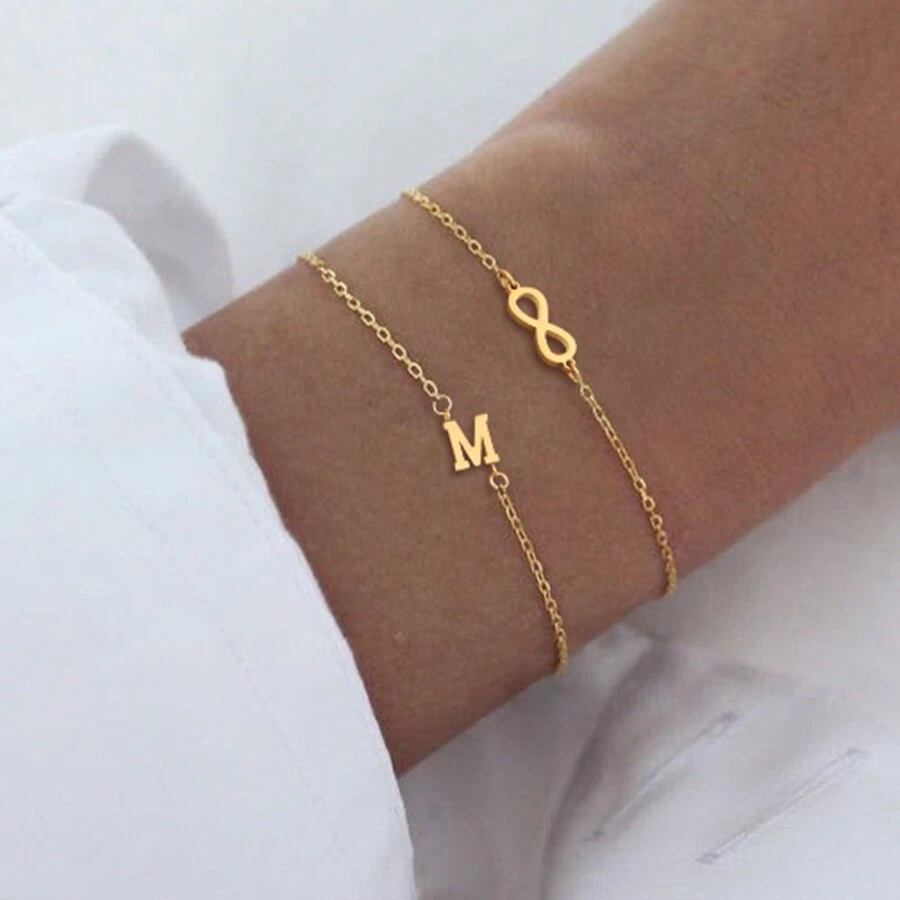 2 stks/set eenvoudige trendy initiële en oneindige symbool goudkleurige roestvrijstalen ketting gelaagde armbandset voor dames