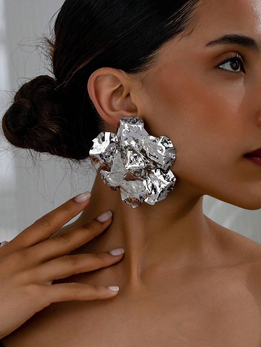 1 paire de boucles d'oreilles à clou/clips pour femmes de style vintage exagéré avec pendentif fleur texturée et pliée géométrique (style européen et américain) Valentin