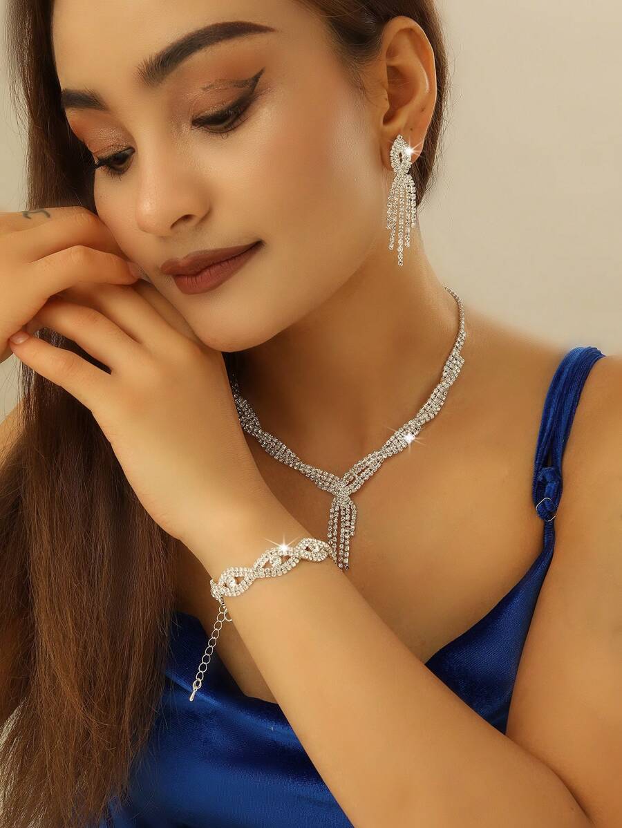 Conjunto de joyería de novia de plata con cristal - Conjunto de joyería de boda que incluye collar, aretes, gargantilla con strass y pulsera (set de 4 piezas - 2 aretes, 1 collar y 1 pulsera) para mujeres y niñas