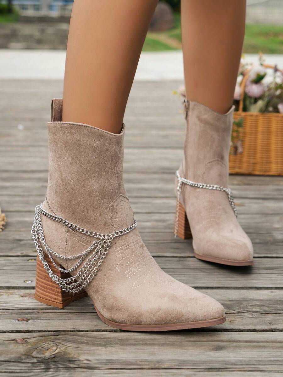 Frauenmode Stiefeletten mit Keilabsatz in einfarbiger Gestaltung, seitlichem Reißverschluss und Ketten Dekor, vielseitiger Stil