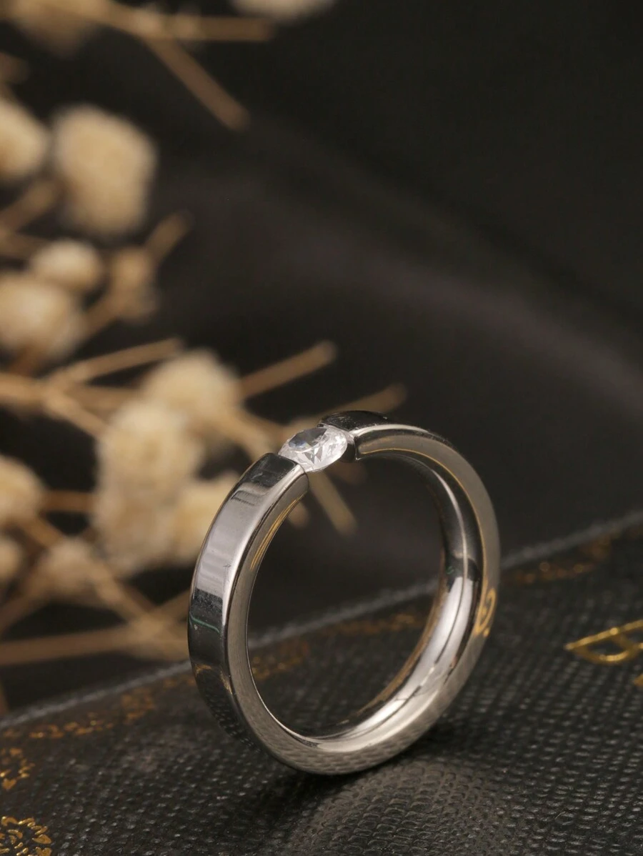 1 st. Roestvrijstalen Zilveren Eenvoudige Ring Met Enkele Strass Zirkonia Vingerband Geschikt Voor Vrouwen
