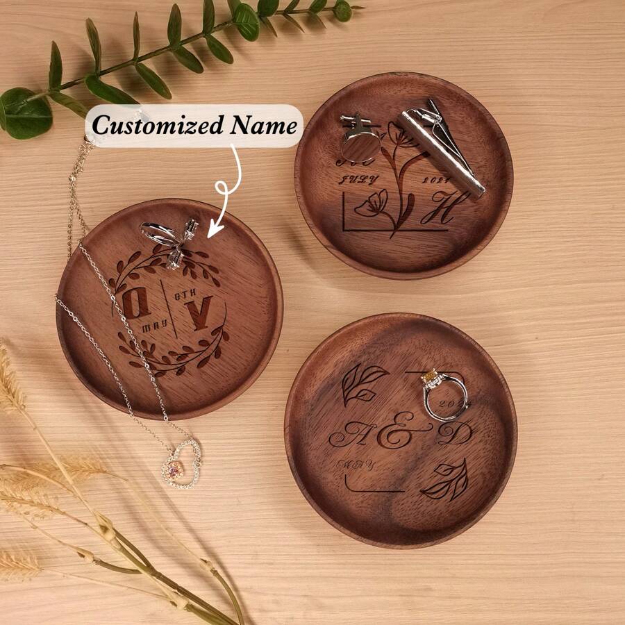 Présentoir de bijoux d'anniversaire sculpté sur bois avec fleur personnalisée et nom gravé, cadeau pour maman, cadeau personnalisé pour la fête des mères, plateau à bagues avec nom pour elle, boîte de mémoire en bois, beaux cadeaux de souvenir pour la fête des pères