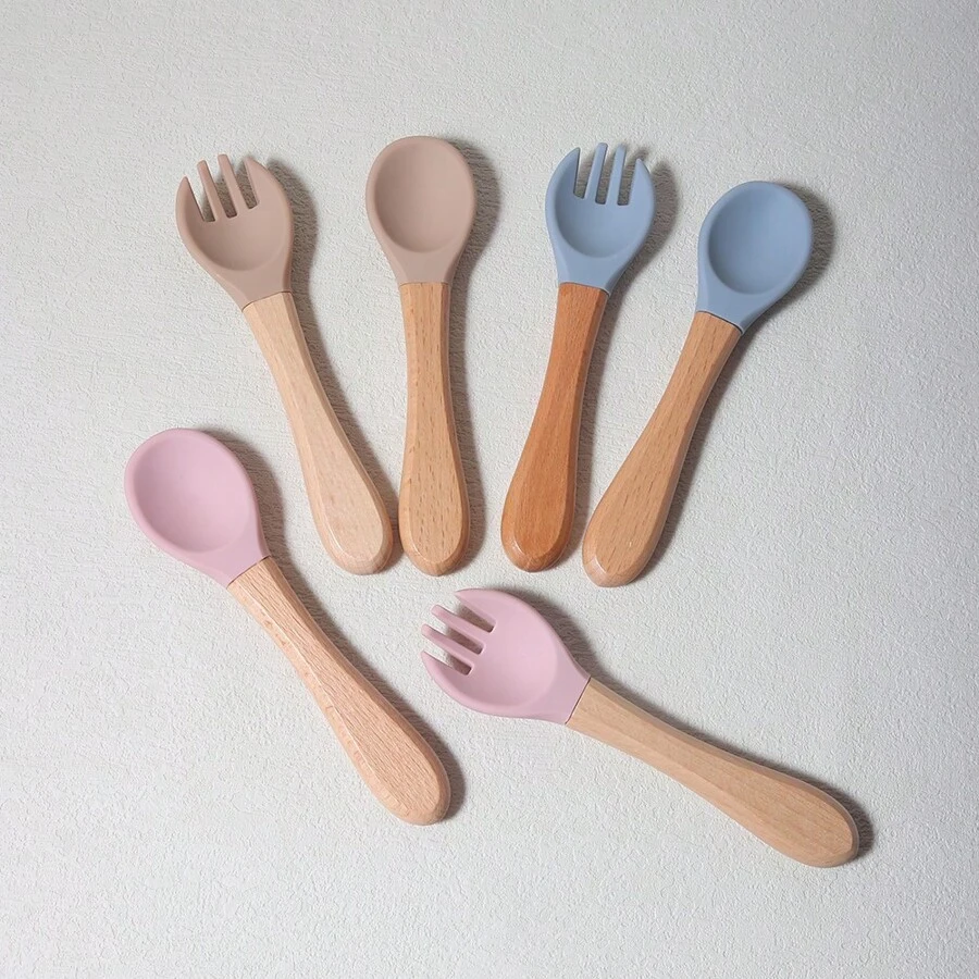 Set de cuchara y tenedor de silicona con mango de madera para bebé, para entrenamiento de alimentación y juego de cubiertos independiente para niños