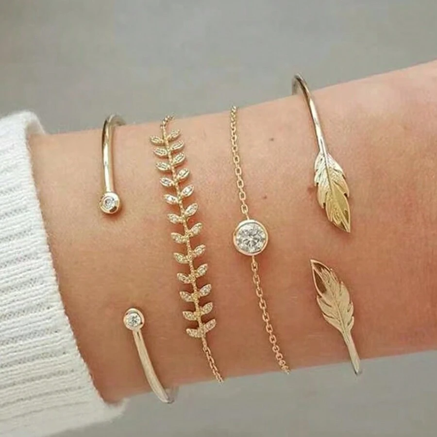 Conjunto de pulseira de ouro feminina de folhas multicamadas estilo boêmio minimalista com design empilhável elegante