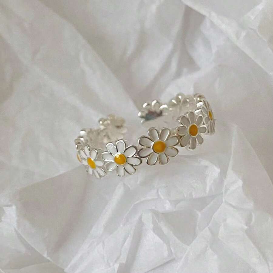 Conjunto de joias minimalistas em aço inoxidável com margaridas e flores inspiradas na natureza, incluindo anel, colar e brincos, adequado para uso diário feminino