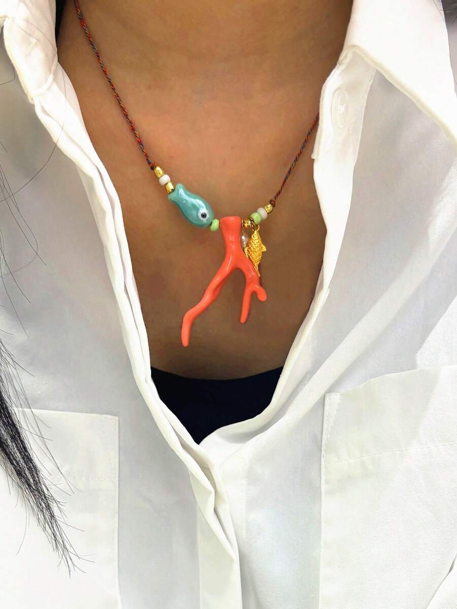 Colar com pingente de coral imitação de design de peixe estilo oceano com corda trançada para mulheres, acessórios de joias para uso diário, viagens e festas (marcas de molde podem existir devido ao artesanato de coral imitação, não é liso)