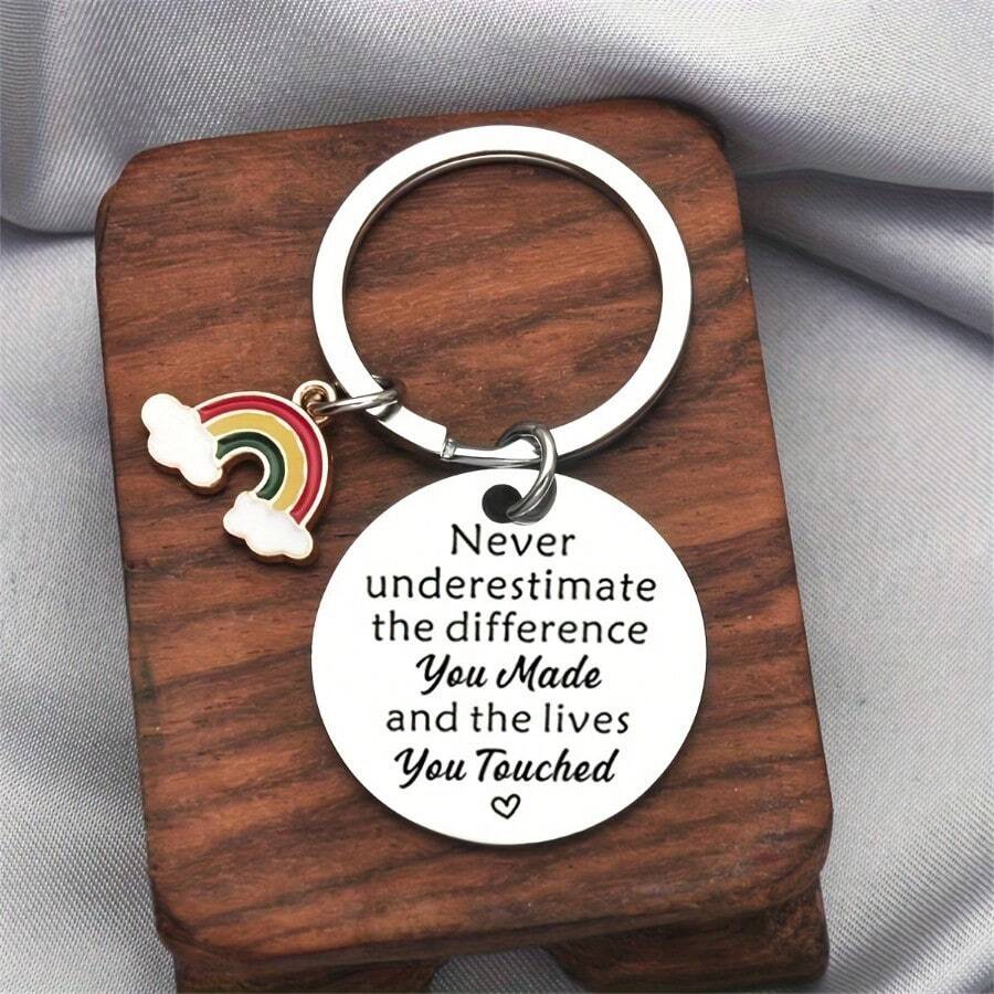 1 pièce Porte-clés en acier inoxydable inspirant avec un charme arc-en-ciel, citation gravée "Ne sous-estimez jamais la différence que vous avez faite", cadeau parfait pour la Thanksgiving pour les collègues, infirmières et enseignants. Accessoire pour voiture, sac, sac à dos pour l'école.