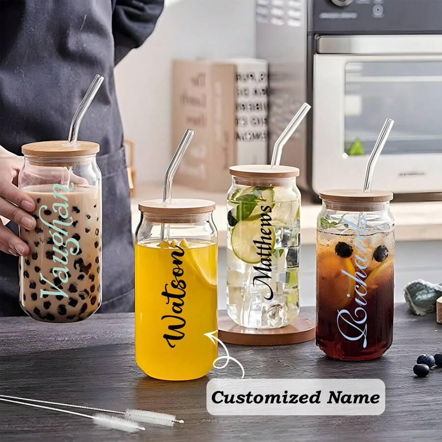 Gepersonaliseerde glazen waterbeker met initiële naam, met een koepelvormige bamboe deksel, op maat gemaakte 500 ml koffiekopje/melktheekopje/waterbeker, met deksel en rietje en rietje-reinigingsborstel. Een betekenisvol cadeau voor familie en vrienden tijdens de feestdagen