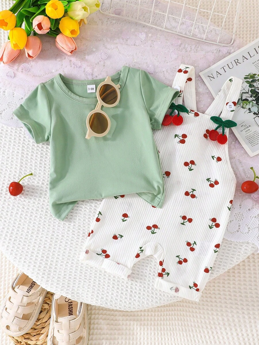 Conjunto de 2 piezas de niña bebé de verano con camiseta de manga corta y cuello redondo y pantalones cortos con tirantes con estampado de frutas y mariposas, look casual