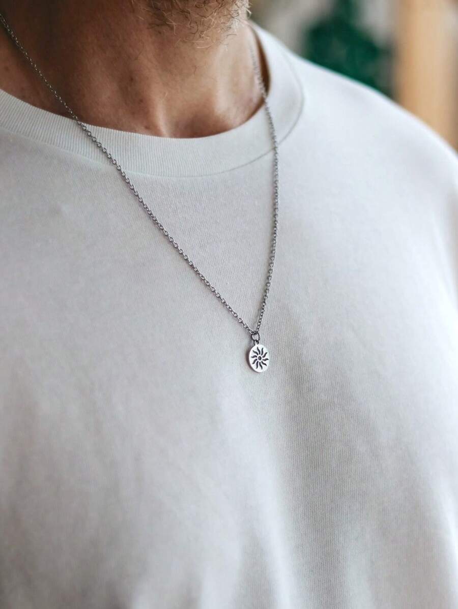 Collar con colgante de sol de tono plateado minimalista para hombre, uso casual diario