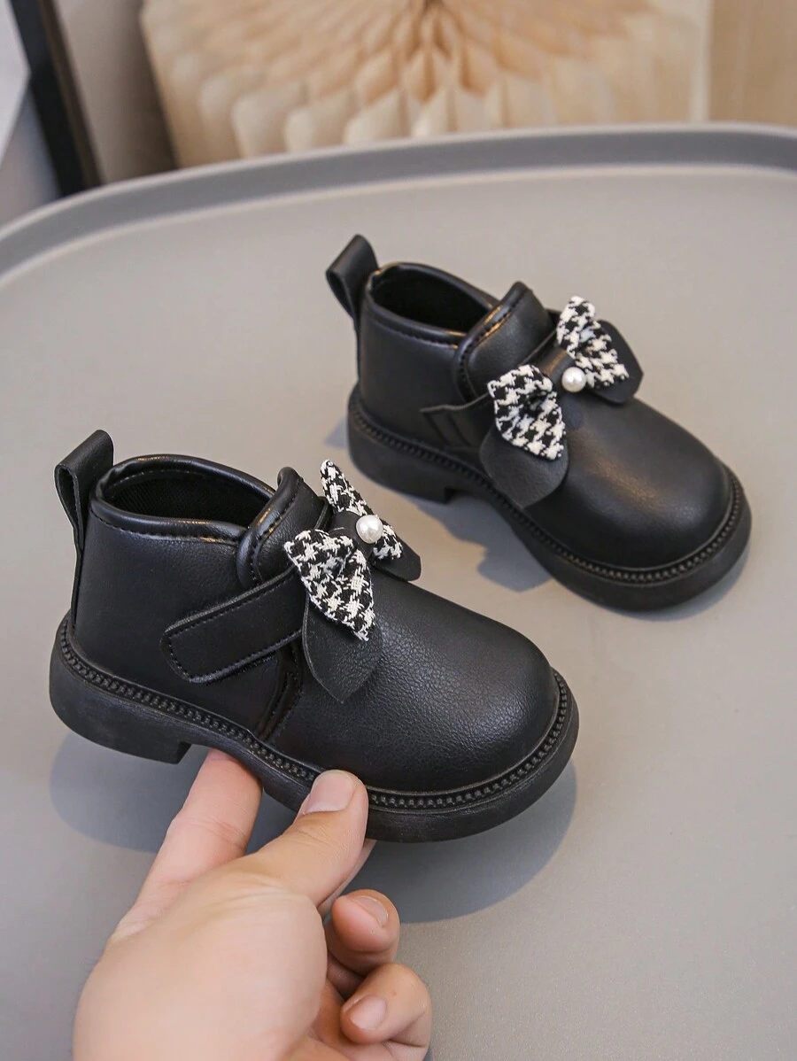 1 par de botas curtas pretas para meninas com decoração de laço e pérola, estilo acadêmico