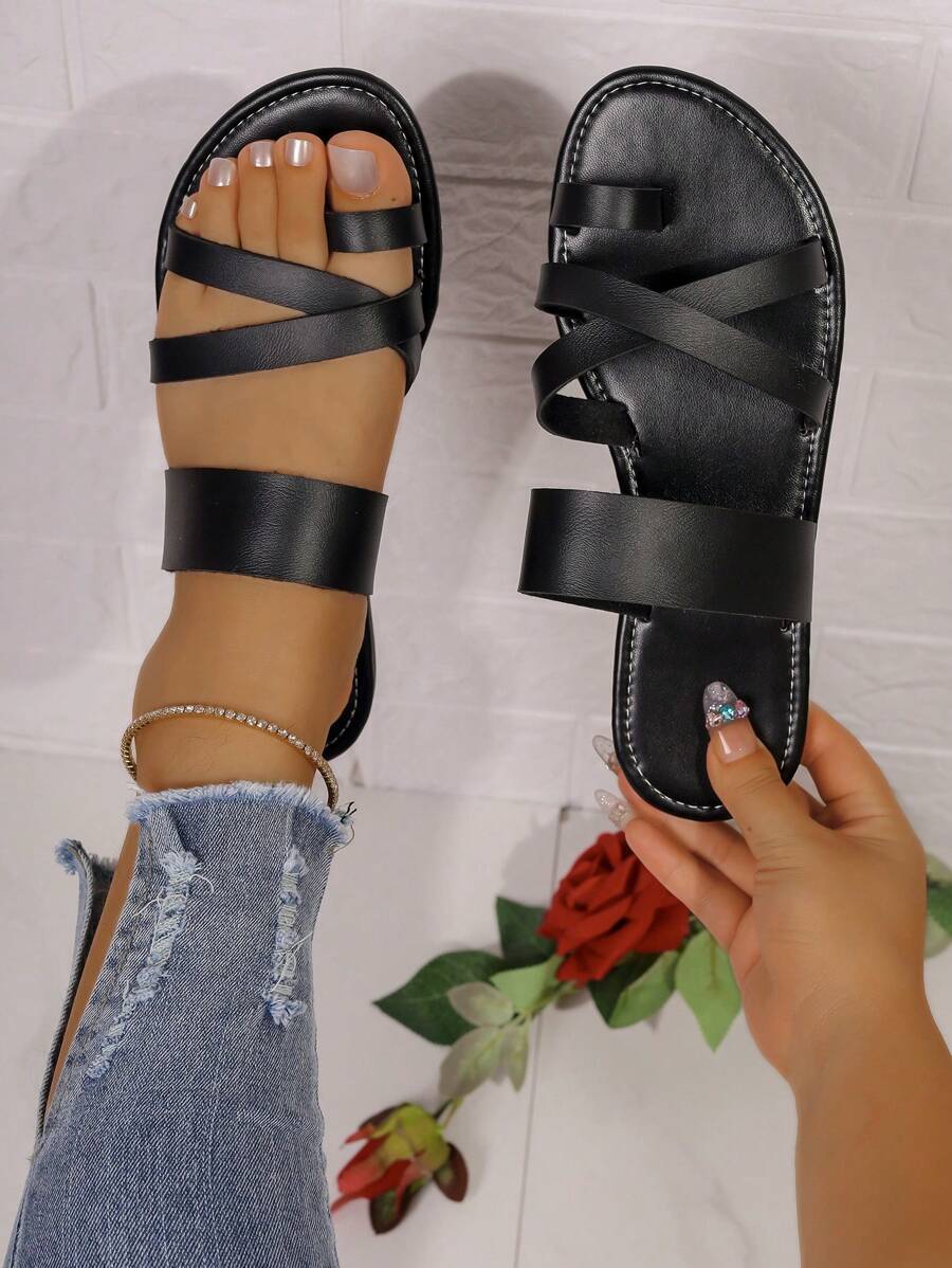 Sandales romaines tressées plates de style coréen casual à large ajustement pour femmes, nouvelle arrivée d'été, sandales plates à la mode pour dames assortissant avec les jupes