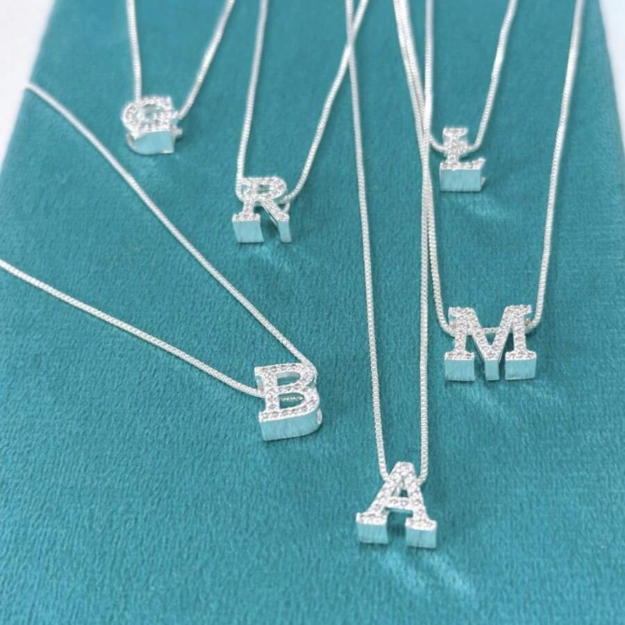 Colar inicial cravejada com zircônicas semijoia em prata 925
