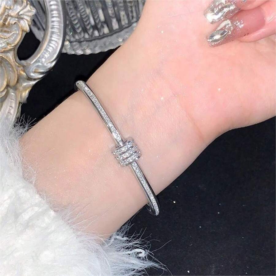 Pulseira Explosão transfronteiriça de cheia de diamantes, mulheres de cintura pequena, pulseiras de joias de mão de aço de titânio de alta qualidade, fábrica de joias de nicho de luxo leve