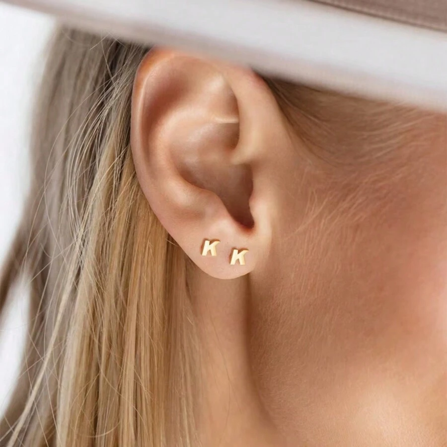 1 par de brincos de aço inoxidável com letras iniciais para mulheres, brincos de cor dourada, brincos de piercing, joias da moda para presente de Natal