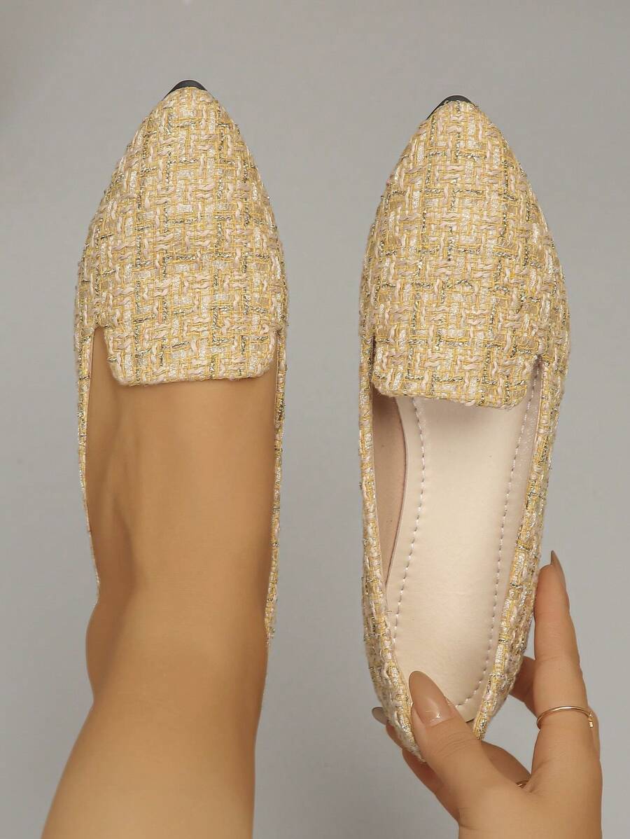 Zapatos planos de mujer de puntera puntiaguda con estampado de cuadros color albaricoque y caja de puntera extra ancha. Estilo elegante, nuevos para la temporada de otoño, uso diario casual. Zapatos planos gruesos color albaricoque con textura de patrón aleatorio