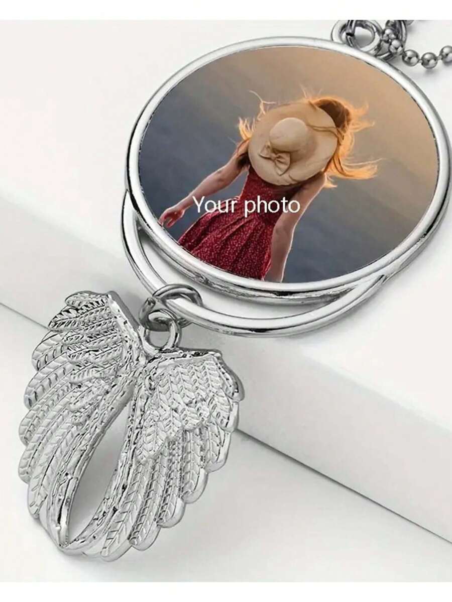 Un porte-clés personnalisé pour homme avec photo, décoration suspendue de voiture personnalisée, pendentif d'image d'aile d'ange pour rétroviseur personnalisé, utilisé pour les fenêtres principales de la voiture, décoration de Noël personnalisée, cadeau fête des pères personnalisé, cadeau d'anniversaire, cadeau de la Saint-Valentin. Mettez des photos de vos enfants, de vos proches, de vos parents et même de vos animaux de compagnie à l'intérieur, et laissez les précieux souvenirs vous accompagner pour toujours.