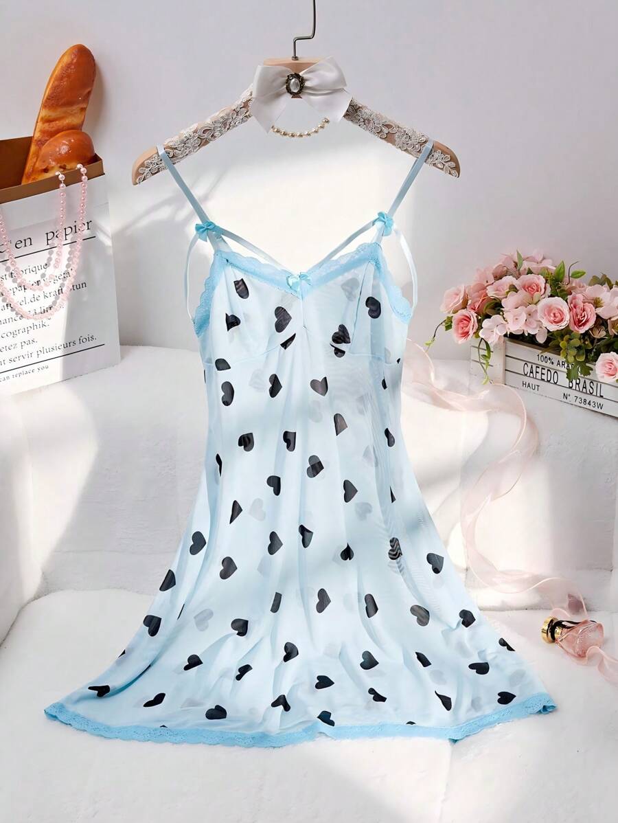 Camisón de lencería con borde de encaje color azul pálido y semitransparente