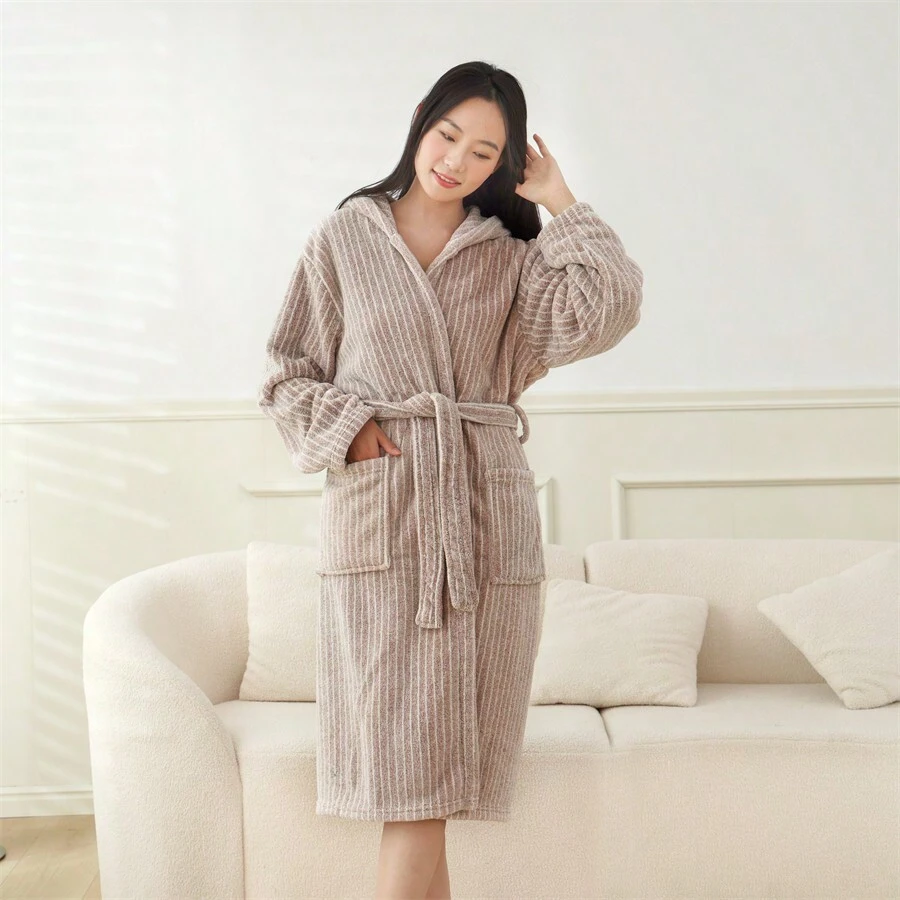 1 pieza Bata de baño de poliéster, de felpa coral a rayas moderna, ropa de dormir absorbente unisex, talla única, talla grande gruesa y larga para otoño/invierno, ropa de estar en casa y casual, 50*112*110*60cm/19.69*44.09*43.31*23.62in