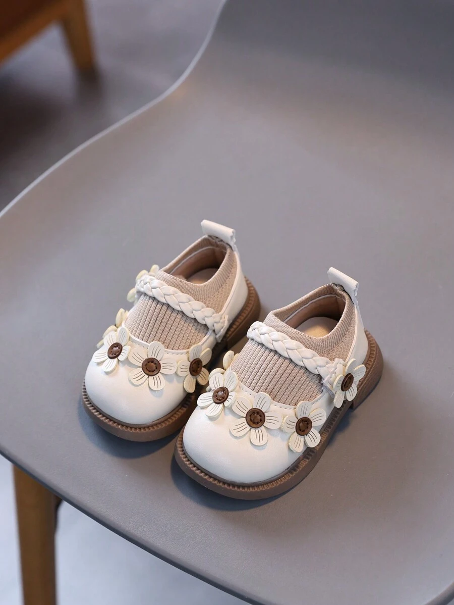 1 paire de nouvelles chaussures pour tout-petits et patchwork de tissu, chaussures de premier pas princesse avec semelle souple pour enfants, décor floral en PU à boucle et fermeture. Adorables chaussures bébé convenant pour le printemps/l'été/l'automne/l'hiver