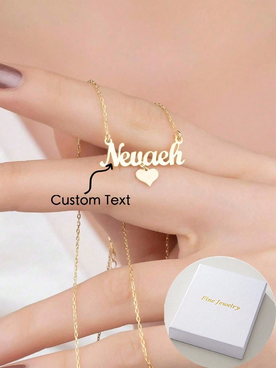 Un collier pendentif avec lettre de prénom personnalisé en anglais avec un cœur, en acier inoxydable - style classique et minimaliste