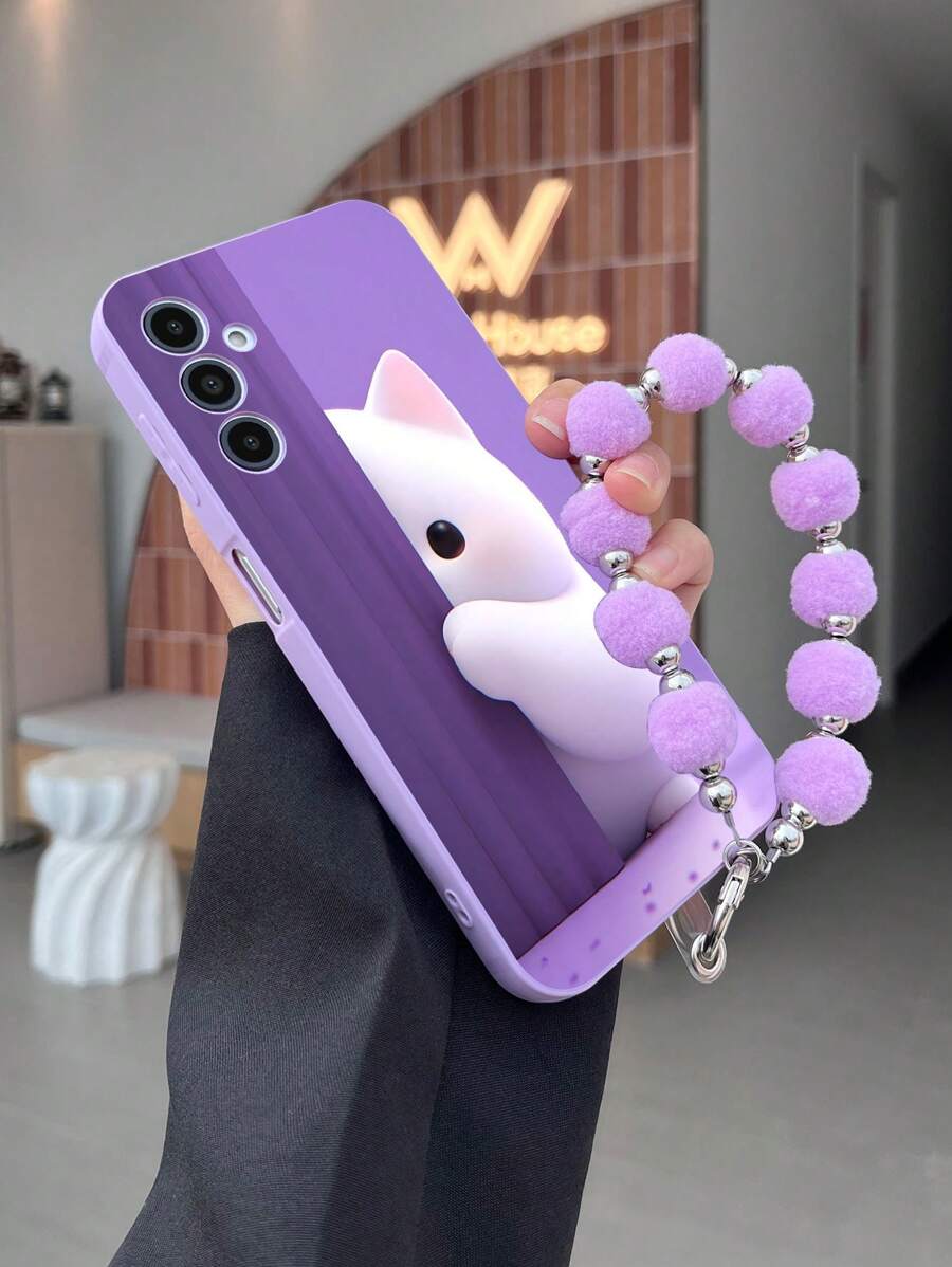 1 Stück lila TPU Schutzhülle mit schüchternem Katzen Muster und 1 Stück passendes lila Fellknäul Handgelenksband, kompatibel mit iPhones und Android Smartphones wie 15 Pro Max, A14, A54, A52, A31 4G, A23, Redmi Note 8 Pro, 11 Pro 4G, 12 4G, OPPO A54