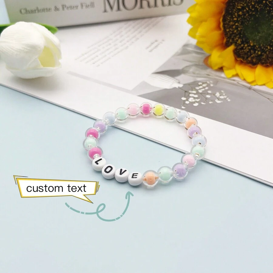 Pulsera personalizada con texto de cuentas - Estilo elegante y lindo, cuentas rosas traslúcidas - Pulsera personalizada con texto para uso diario y regalo. Adecuado para hombres, mujeres, parejas, cumpleaños, aniversario, madre, novio, novia. Personalizable con nombres, lemas, ubicaciones, fechas.