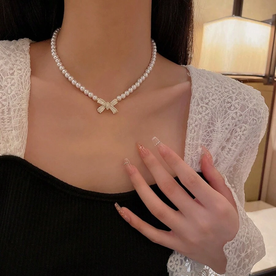 Collar con cuentas de perlas falsas y lazo decorado con rhinestones