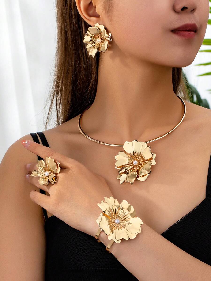 5 Stücke luxuriöses asymmetrisches Metall-Blumen-Halsketten-Set, charmantes Blumen-Armband, minimalistischer Ring, modische Ohrringe, eleganter hochwertiger Schmuck für Frauen