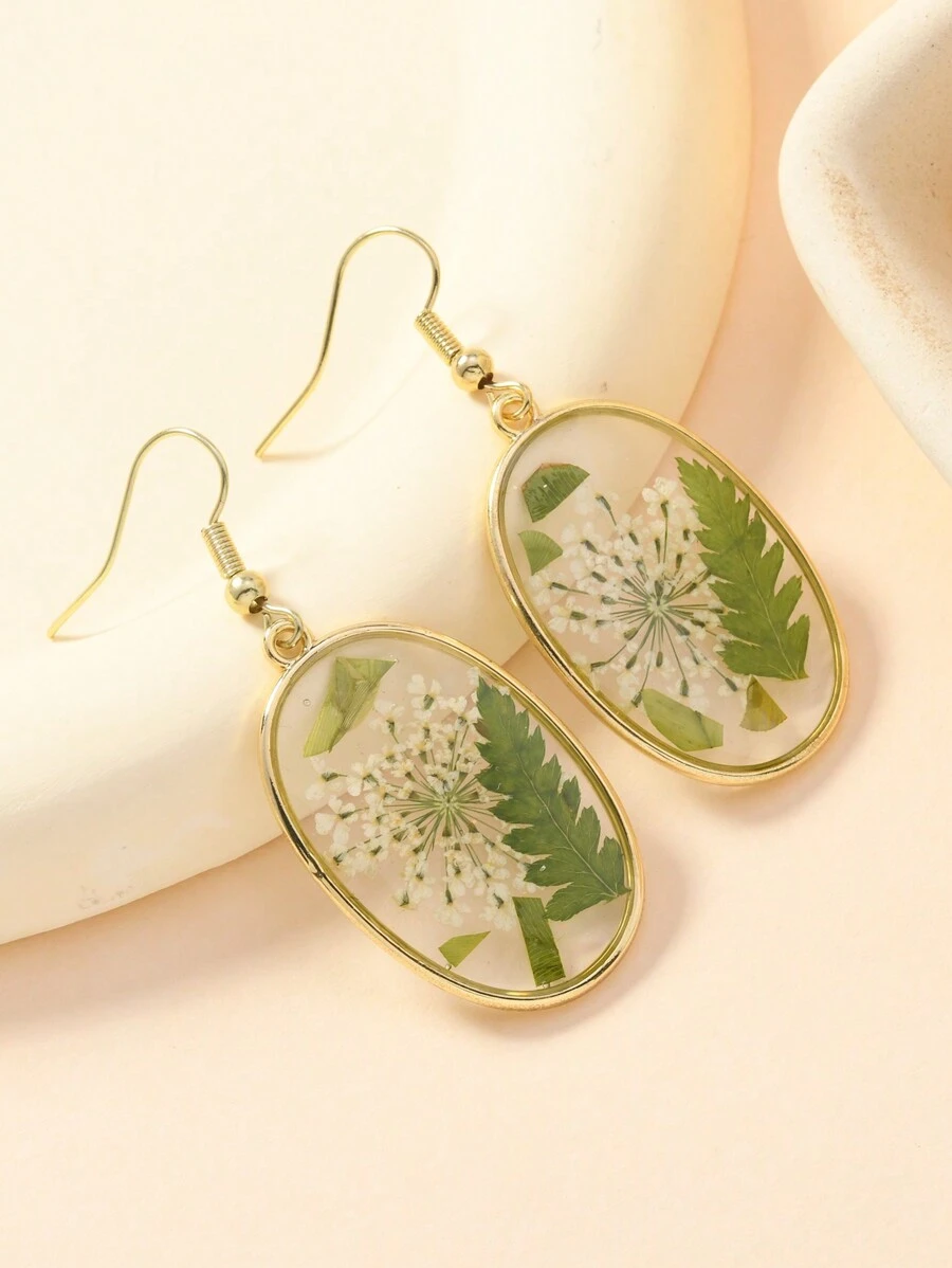 1 Pair Holiday Stylish White Dried Flower & Green Asymmetrical Oval Leaf Design Earrings, Suitable For Daily Wearing Valentines,Mom,Mother,Mother's Day,Gift