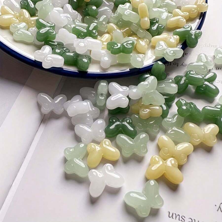50 pièces de perles de papillon en verre vibrantes - couleurs de faux jade assorties, breloques à travers le trou pour la fabrication de bijoux DIY, boucles d'oreilles, bracelets, colliers et accessoires à perles - parfait pour l'artisanat et la conception