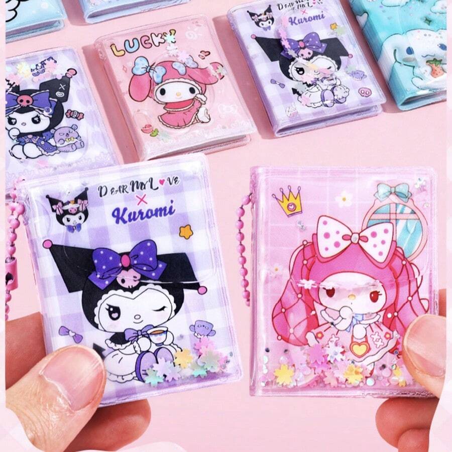Sanrio Fließend Sand Entspannungshandbuch mit Aufklebern Mini Notizbuch für Studenten zum Mitnehmen, süße Erinnerungsstücke teilende Bohnen Notizbuch (zufälliger Stil)(kleine Zubehörteile zufällig)