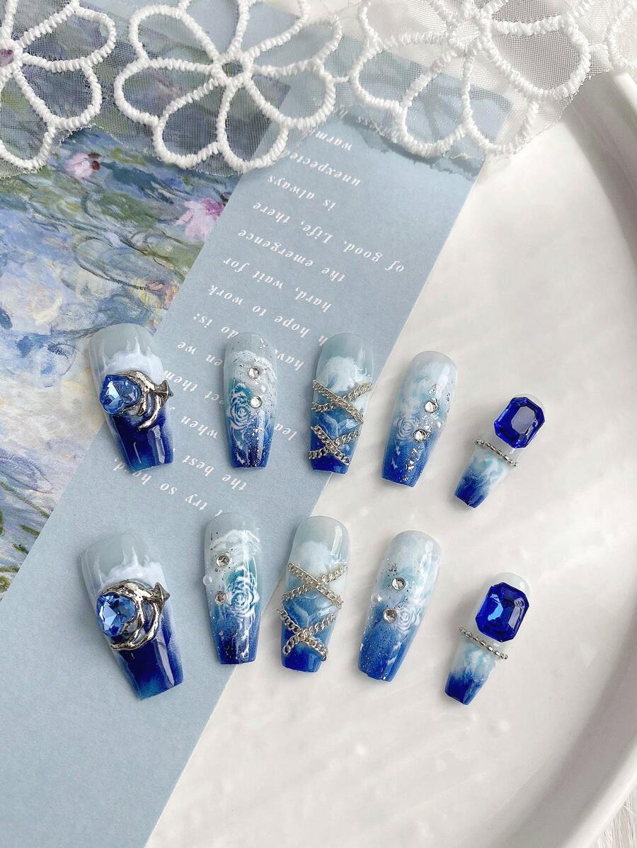 10 pièces/set de manucure élégante de haute qualité avec vernis à ongles en gel et polissoir. Comprend un ensemble d'ongles en forme de cercueil longs avec décoration de chaîne métallique océan rose, cristaux diamants 3D en forme de cœur bleu givré, mini strass et perles