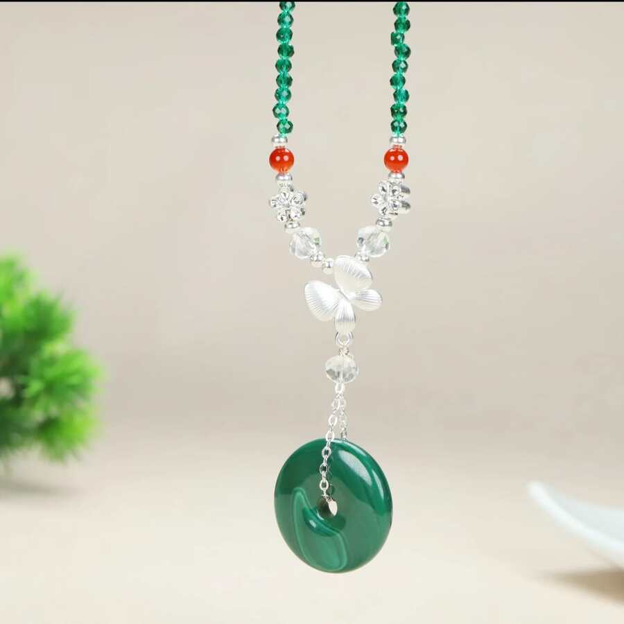 1 pièce Collier en cristal de malachite naturel, cube de sucre, perles rondes, bouton de paix, nœud de bambou, collier de chandail en quartz de malachite, tout taillé à la main. Collier de mode pour couples masculins et féminins. Signification: paix, liberté, richesse, bonheur familial. Convient pour les cadeaux familiaux, Noël et diverses fêtes. Cadeau en cristal (cadeau aléatoire: tour de cou, boîte cadeau)