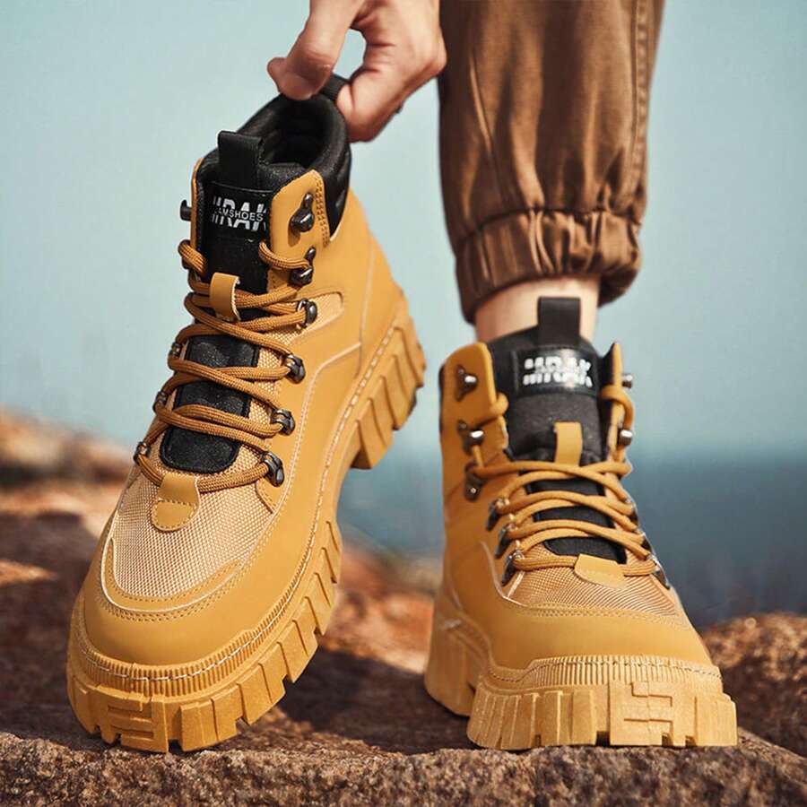 shein Botas de hombre, ropa de trabajo para exteriores, botas británicas impermeables de color amarillo cálido, botas de cowboy de color amarillo trigo con suela blanda.