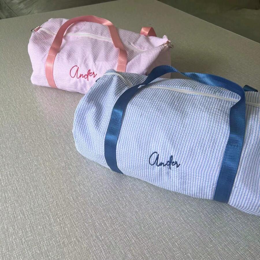 Borsa da viaggio in seersucker, borsa a mano, borsa a tracolla, grande capacità e leggera, con ricamo personalizzato del nome, un must-have per i regali di vacanza, lettera, portatile, multifunzionale, versatile, alta capacità, funzionale, pratica, per tutti gli usi, carina, adorabile, contratta, vibes di vacanza, minimalista, personalizzata, unica, regali personalizzati per le donne, borsa da viaggio, borsa shopping grande, regali ideali per lei, donne, debuttanti e impiegati bianchi, fidanzata, ragazze in rosa, borsa da spiaggia