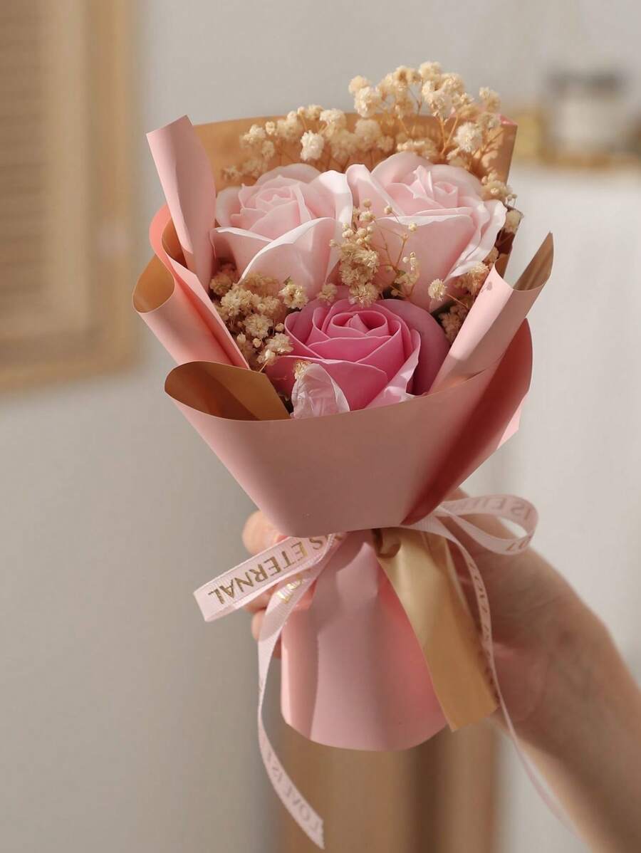 1 pièce Bouquet de fleurs artificielles comprenant 3 roses artificielles, gypsophile, papier d'emballage, taille 20 cm x 13 cm, fleurs de savon préservées convenant pour les mères, les meilleures amies, les anniversaires, la fête des mères, la Saint-Valentin, les faveurs de mariage, la décoration de la maison pour les fêtes, la Saint-Valentin, le cadeau de remise des diplômes