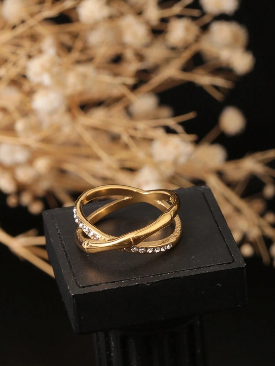 Anel de aço inoxidável vazado com formato de diamante cruzado geométrico e delicada zircônia cúbica, banhado a ouro 18K, símbolo da conexão da alma, adequado para uso diário feminino