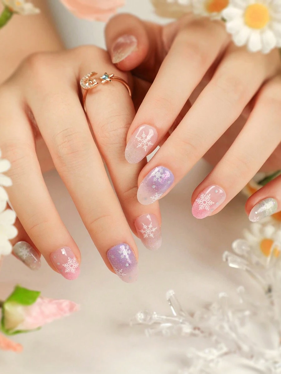 24 stuks Festival Korte Ovale Vorm Druk Op Nagels Set Acryl Nagels Sneeuwvlok Glitter Kerst Nep Nagels Nagels Manicure Set Afneembare Volledige Dekking Langdurig Inclusief 1 vel Kleeflipjes & 1 stuks Mini Vijl Perfect Voor Kerstmis