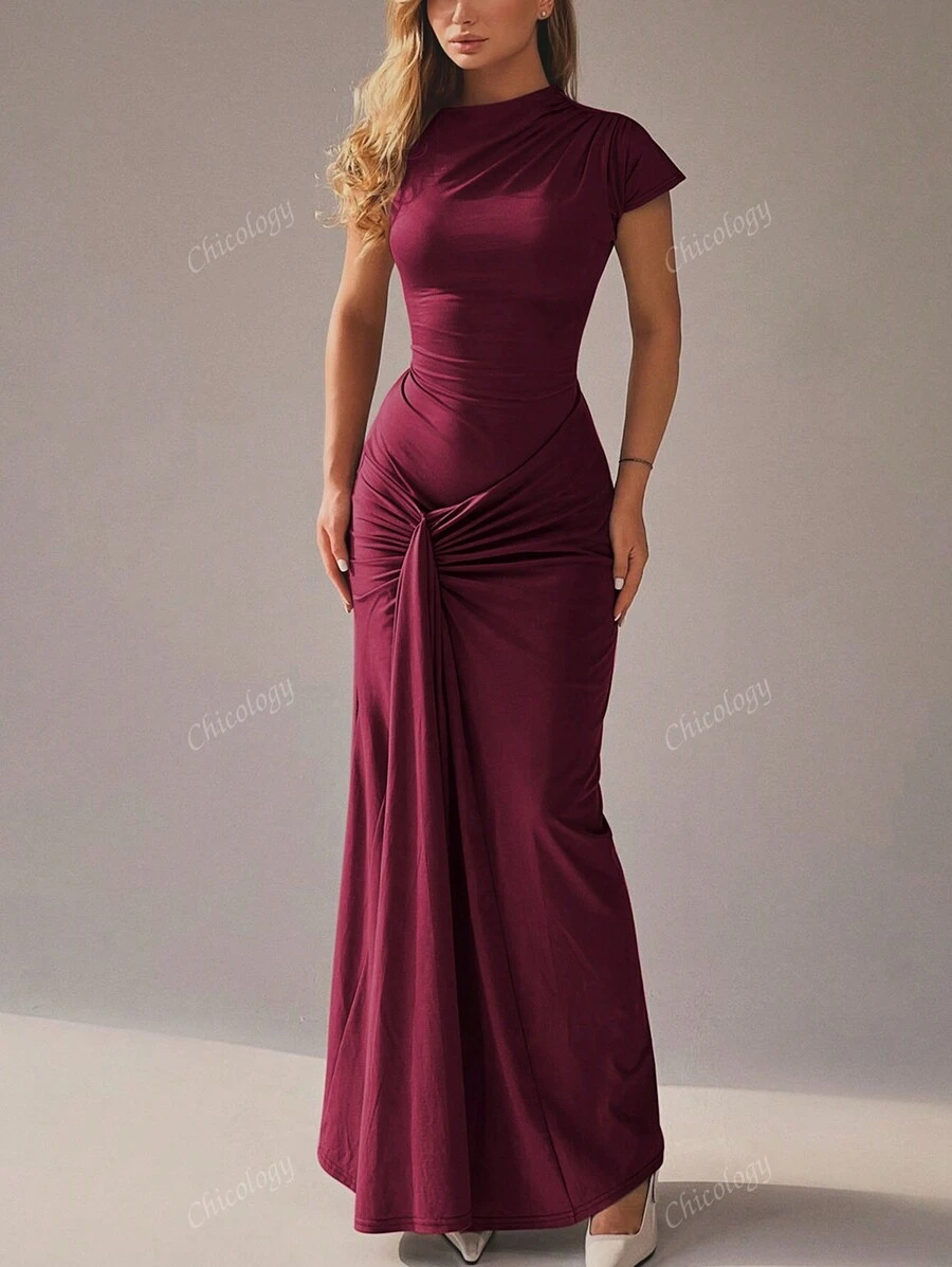 Vestido largo con manga larga con cordones, parches y fruncidos en marrón