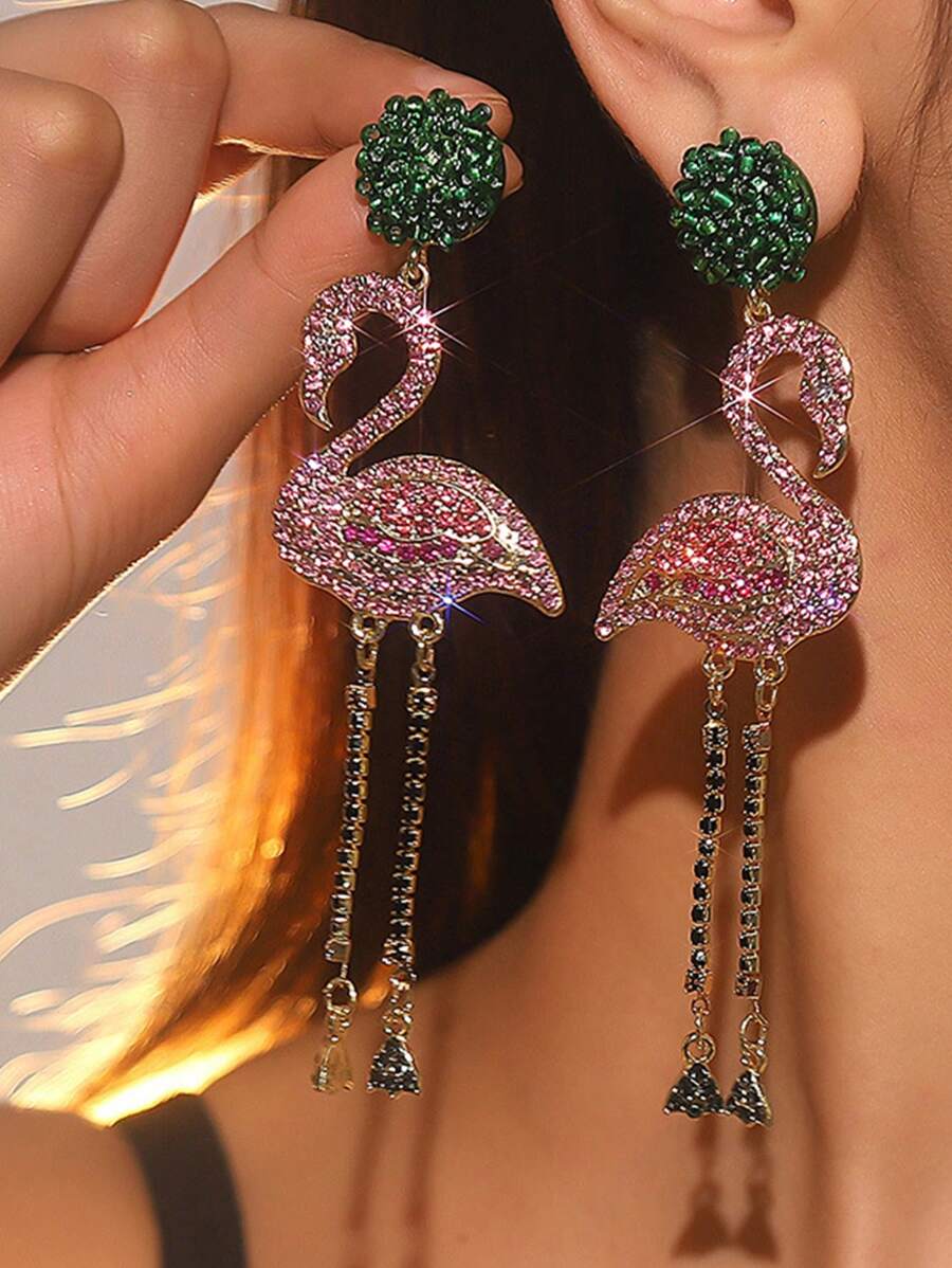 1 paire de boucles d'oreilles longues pendantes avec décoration de diamants, design de flamant rose et de franges. Bijoux de mode créatifs de luxe, convenant au port quotidien ou pour les soirées pour femmes