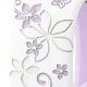 Blanco con flores moradas.