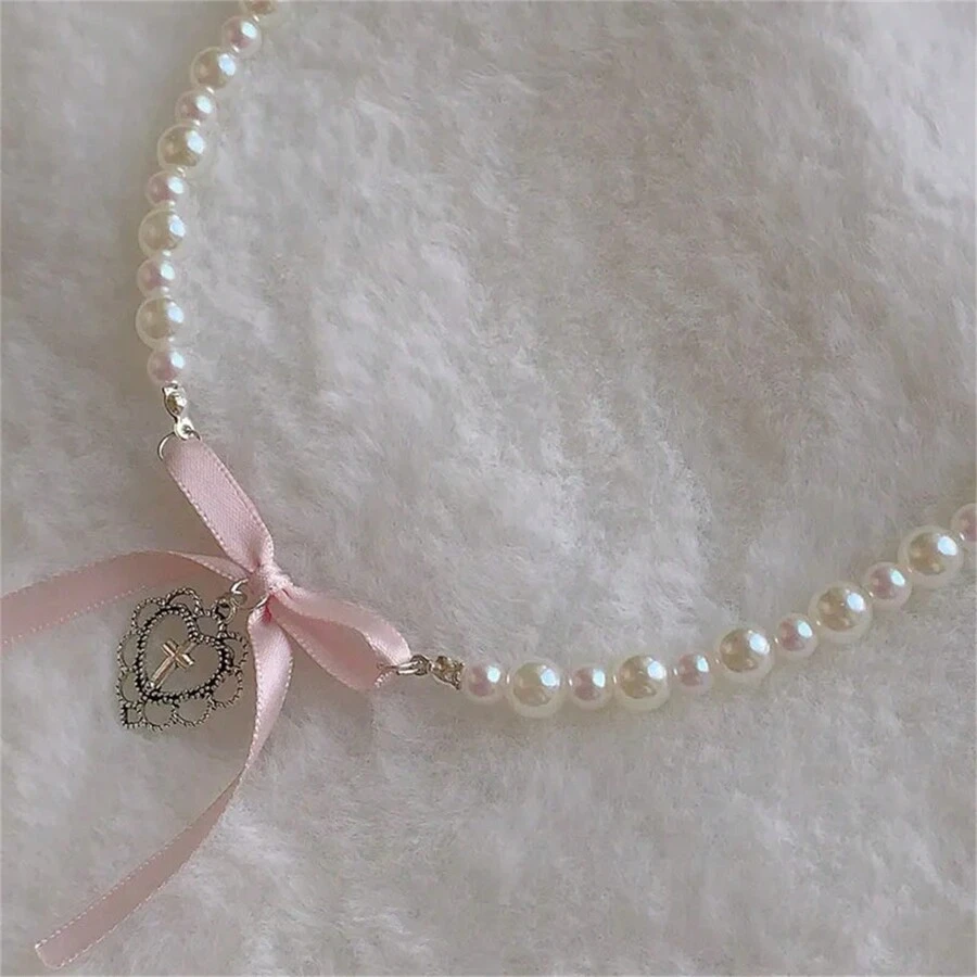 Collier élégant pour femme avec faux perles, pendentif en forme de nœud papillon rose, cœur et croix. Ras-du-cou romantique et doux. Chaîne de clavicule de style luxueux. Bijou cadeau pour les femmes, la Saint-Valentin, la Fête des Mères. Mère, Maman, Mère, Fête des Mères, Cadeau